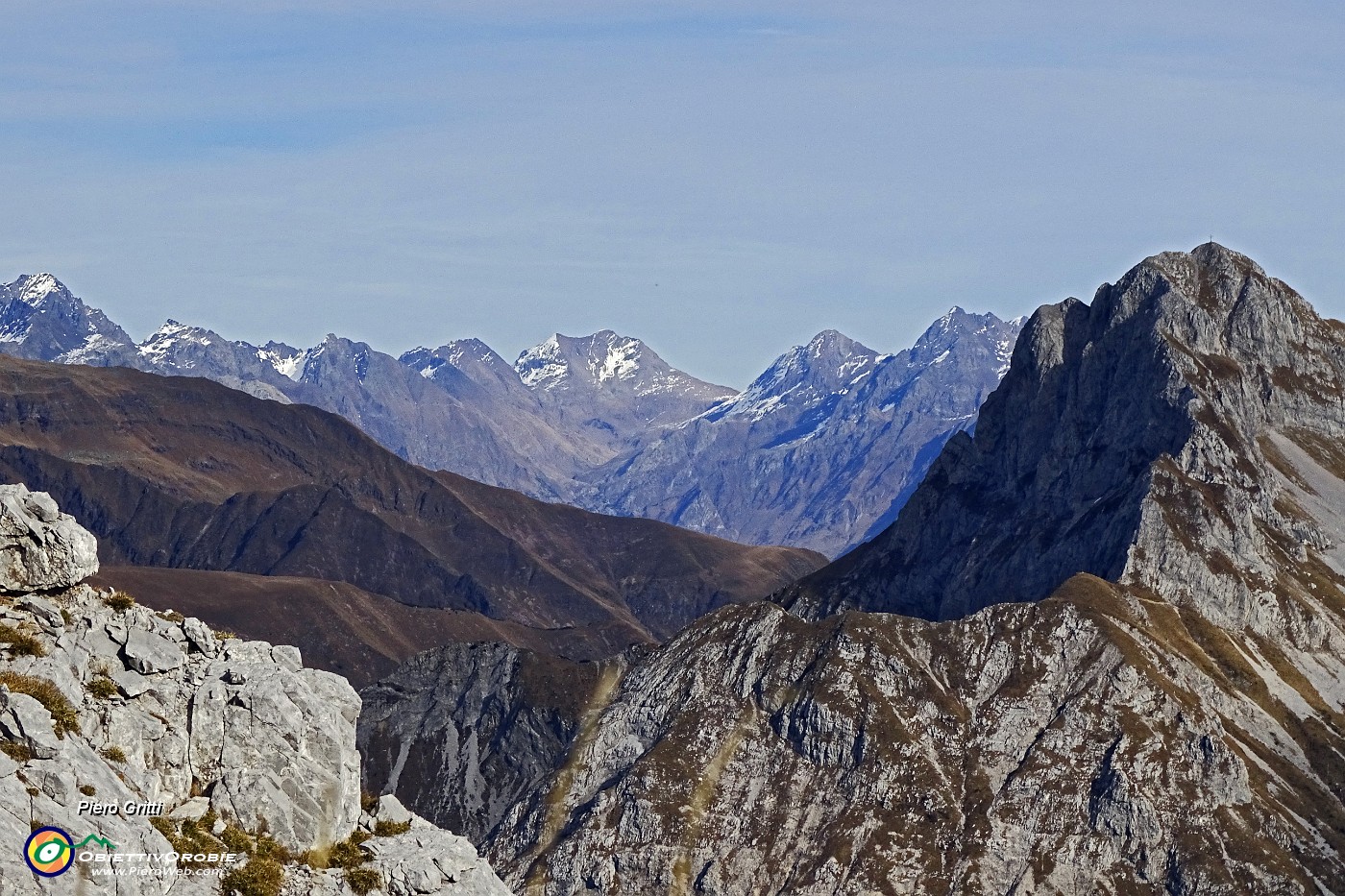 40 In primo piano Corna Piana, sullo sfondo Recastello, Strinato, Torena, Cime di Caronella,....JPG -                                